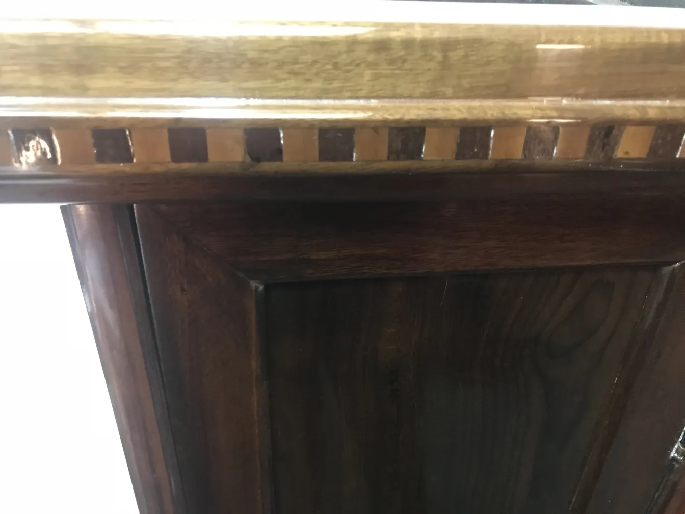 Colonne antique avec des détails ornementaux, fond neutre.