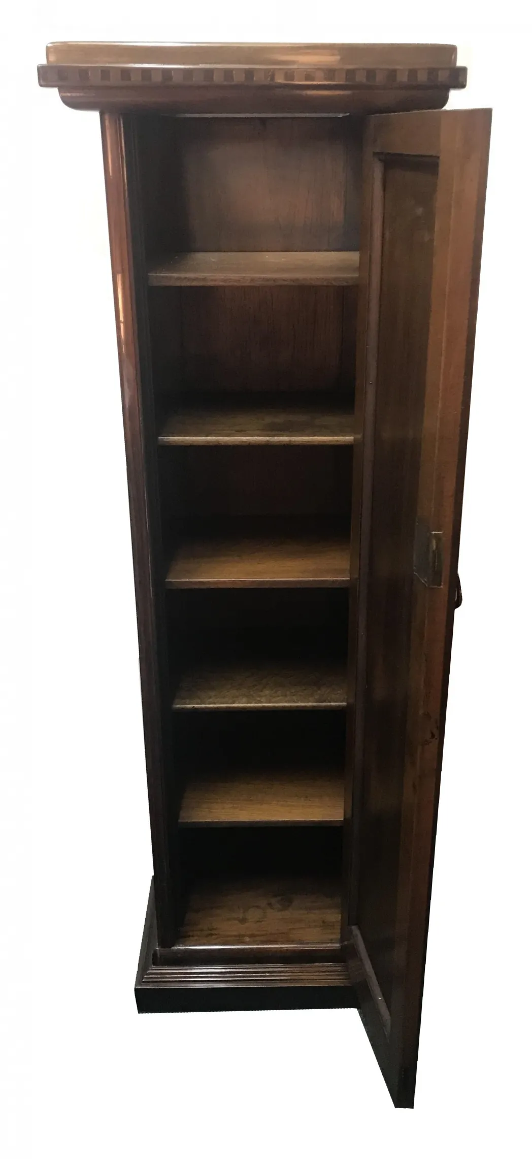 Estantería de madera antigua con columnas y espacio interior.