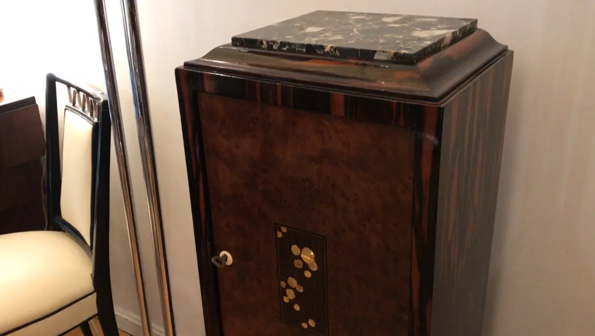 antiga coluna decorativa com detalhes únicos no ambiente