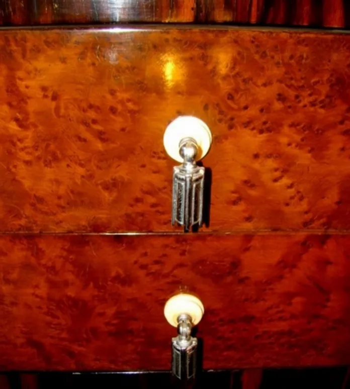 colonna antica con dettagli art deco