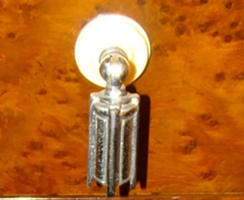 Colonna decorativa antica con design elegante, sfondo in legno.