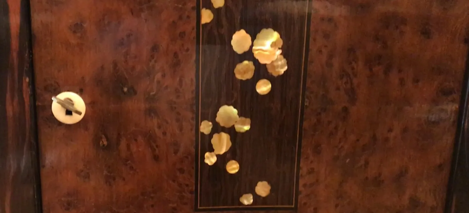 coluna antiga decorativa com flores e fundo escuro