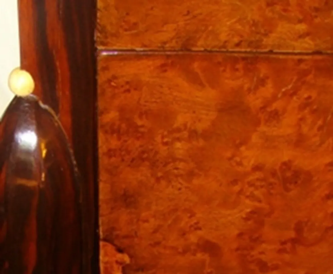 Antigua columna decorativa con un acabado elegante y detallado, parte de un ambiente clásico.