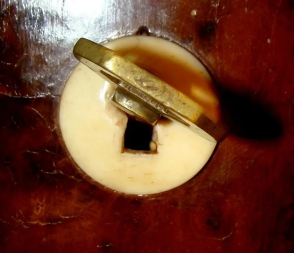 detalhe de uma coluna antiga com um anel dourado