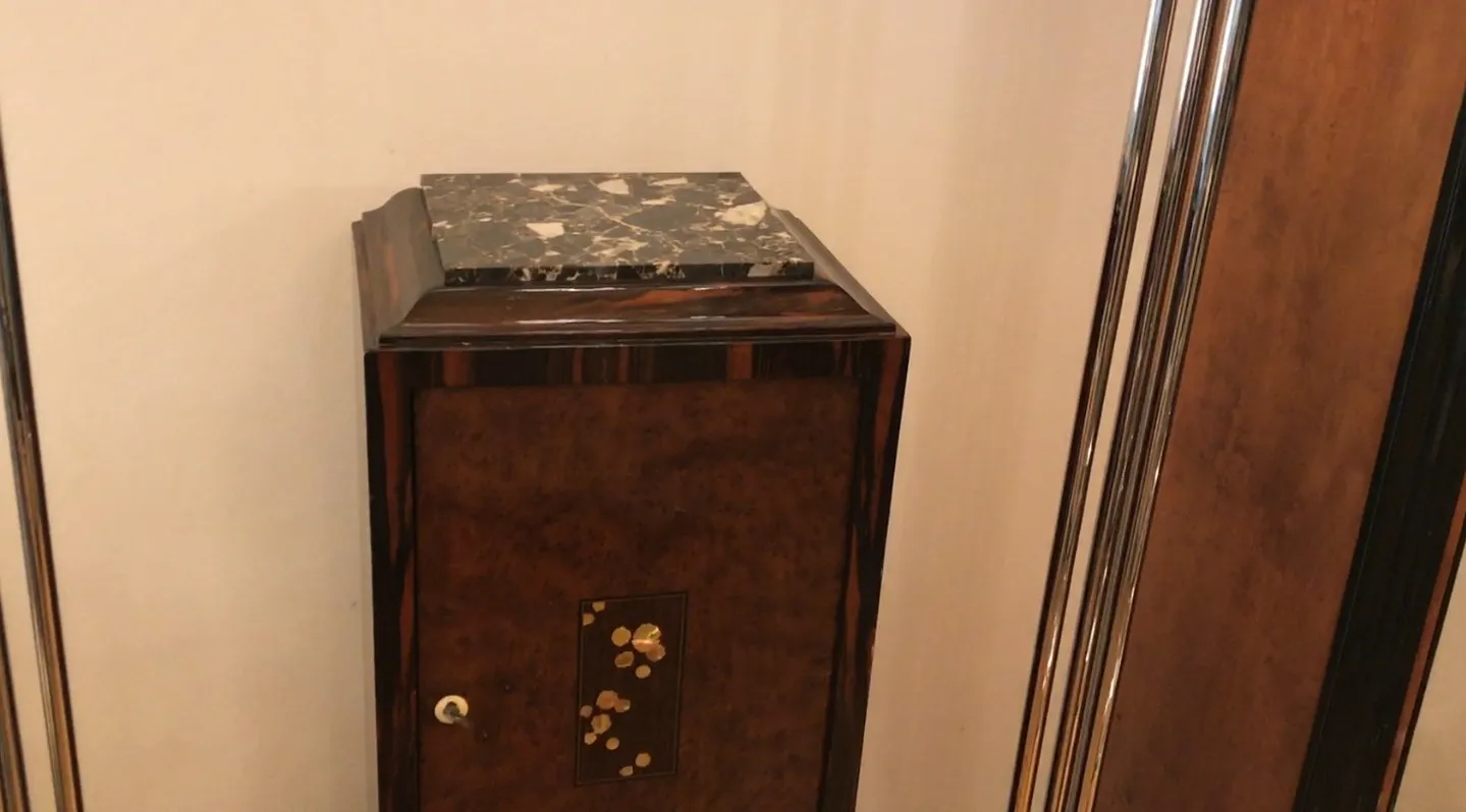 colonna antica con dettagli dorati, decorazioni