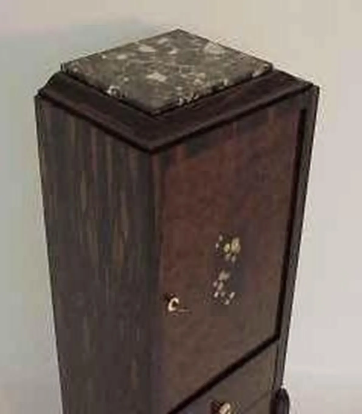 Columna antigua con adornos en la parte superior y detalles en la estructura