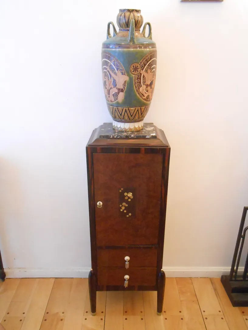 columna antigua con un jarrón decorativo arriba