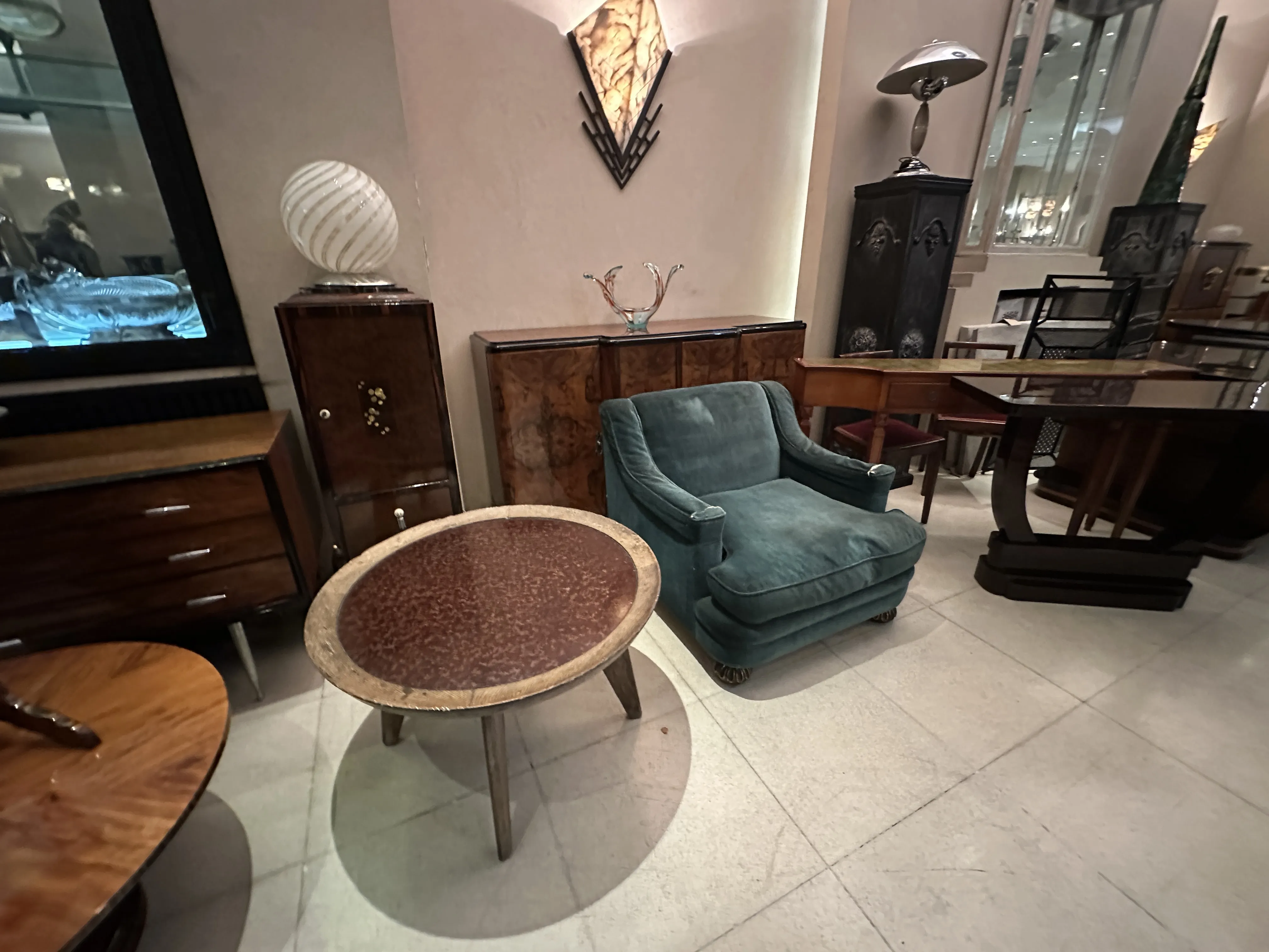 coluna decorativa antiga ao lado de móveis vintage