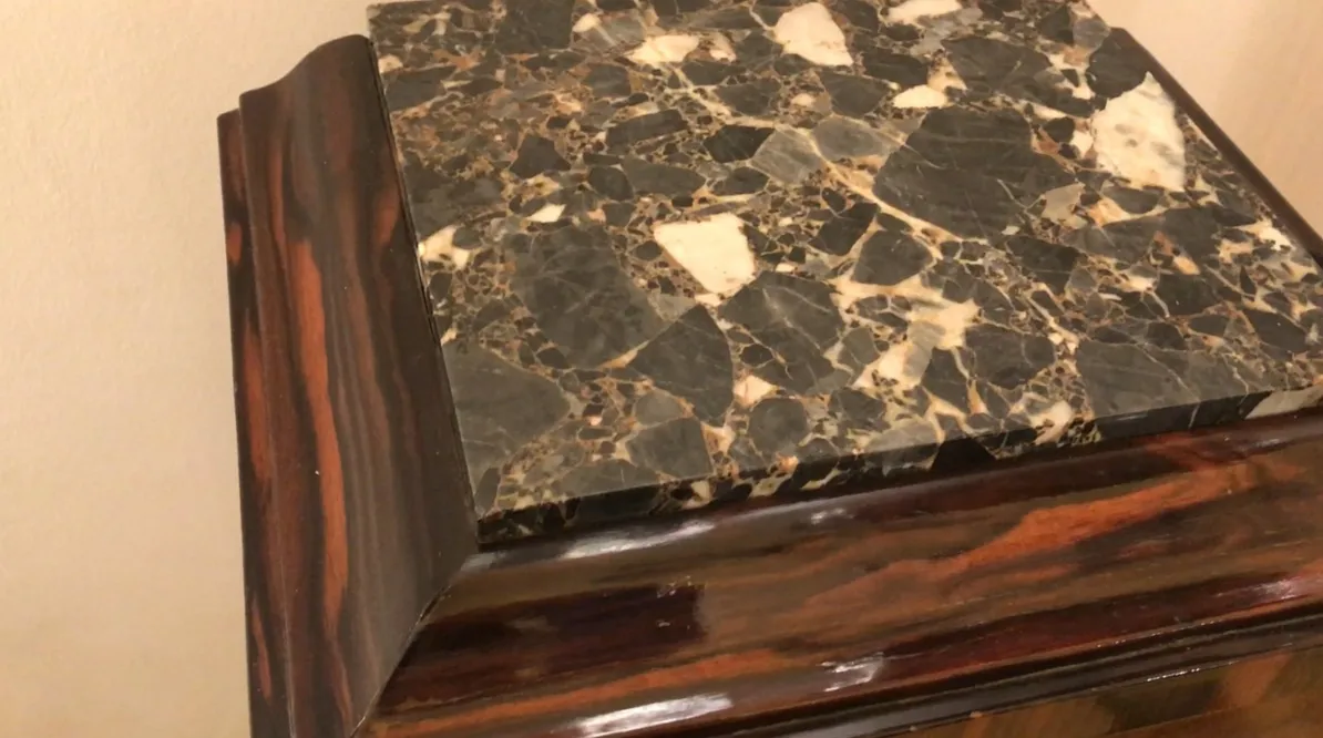 우아한 고대 기둥의 자세한 보기