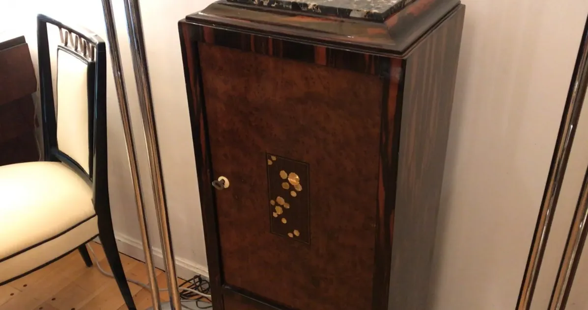 coluna antiga com detalhes decorativos em um ambiente elegante