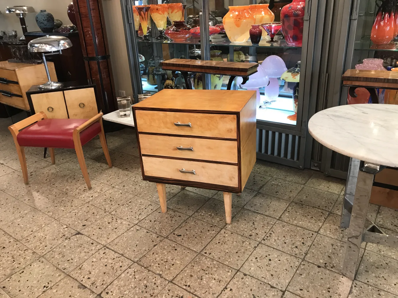 table de chevet antique dans un environnement décoré de manière variée et colorée