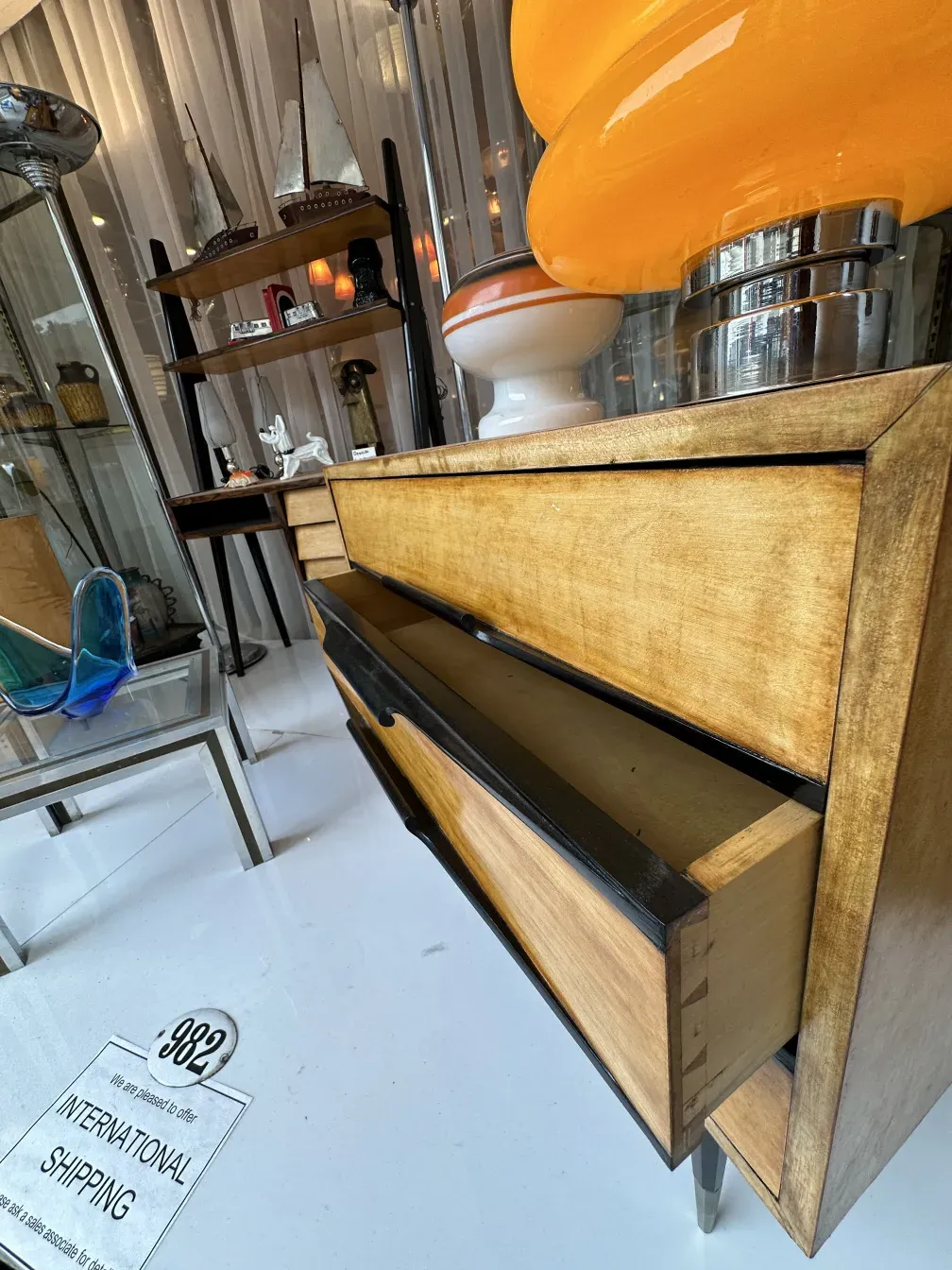 mesa de luz antigua de madera clara con cajones