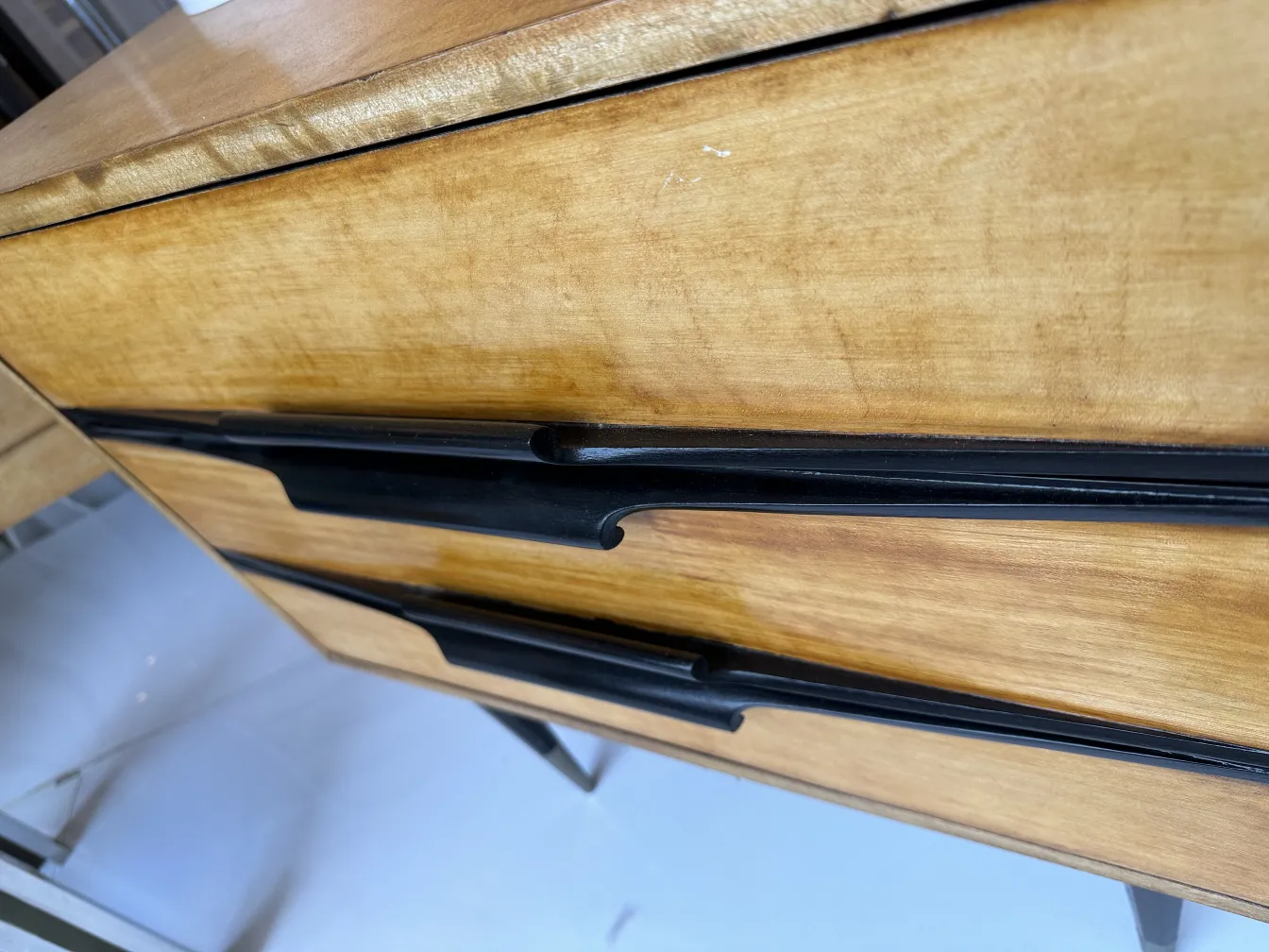 Mesas de luz antiguas con diseño elegante y tiradores oscuros, en un ambiente acogedor.