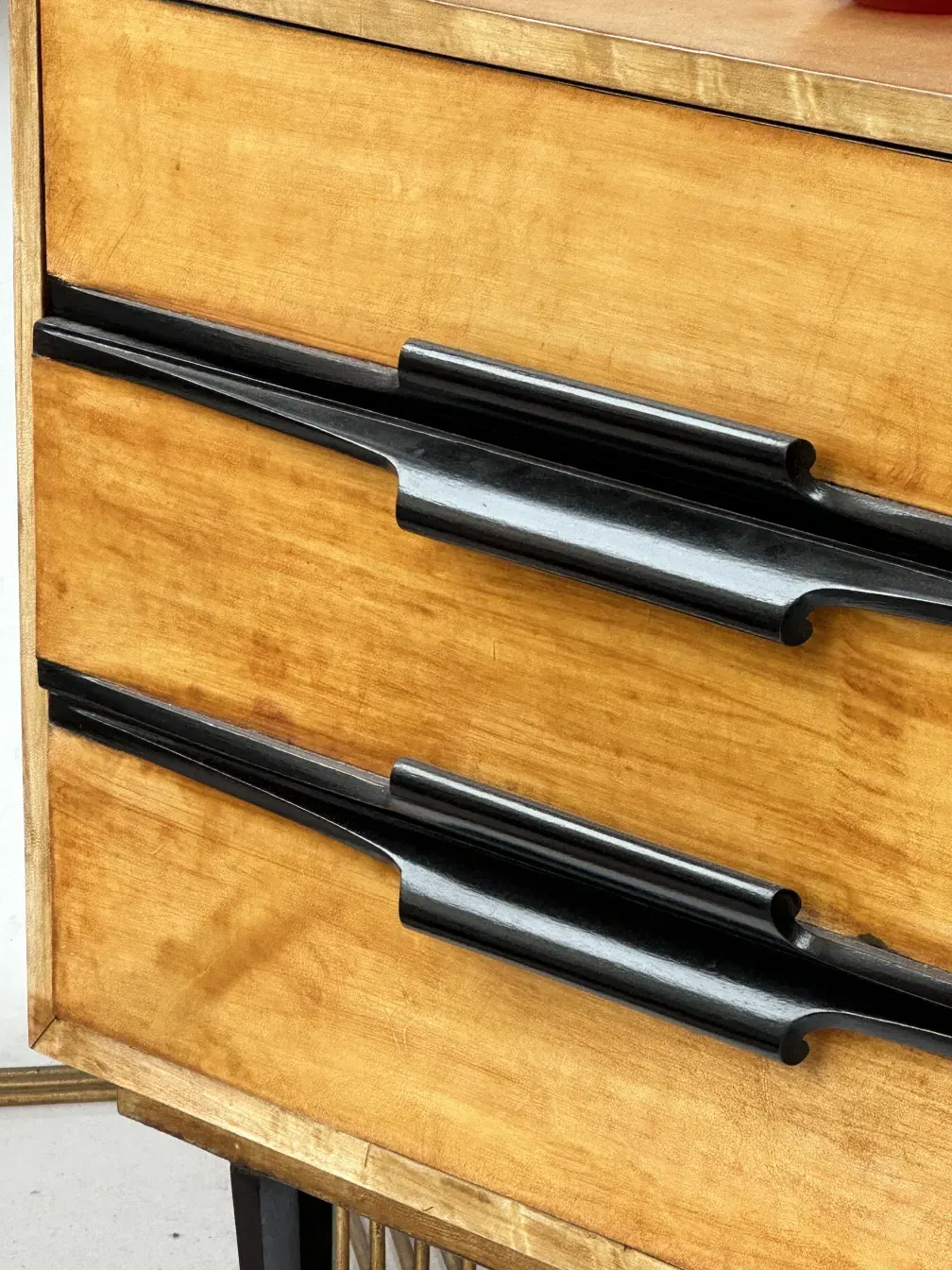 पुरानी बिस्तर के पार्श्व टेबल गर्म टोन खत्म और सतह पर सुंदर विवरण के साथ