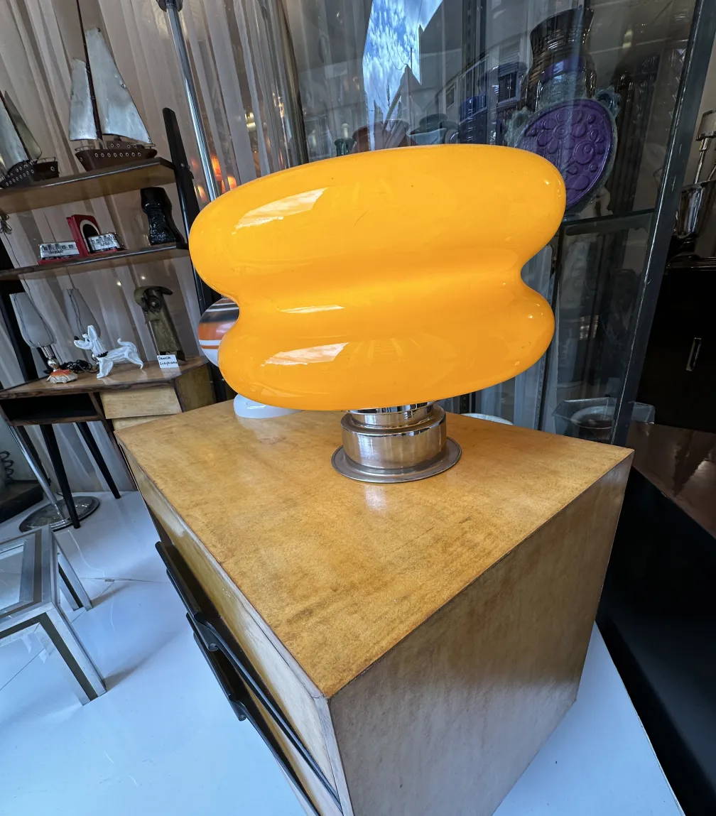 прихожая тумба с декоративной оранжевой лампой