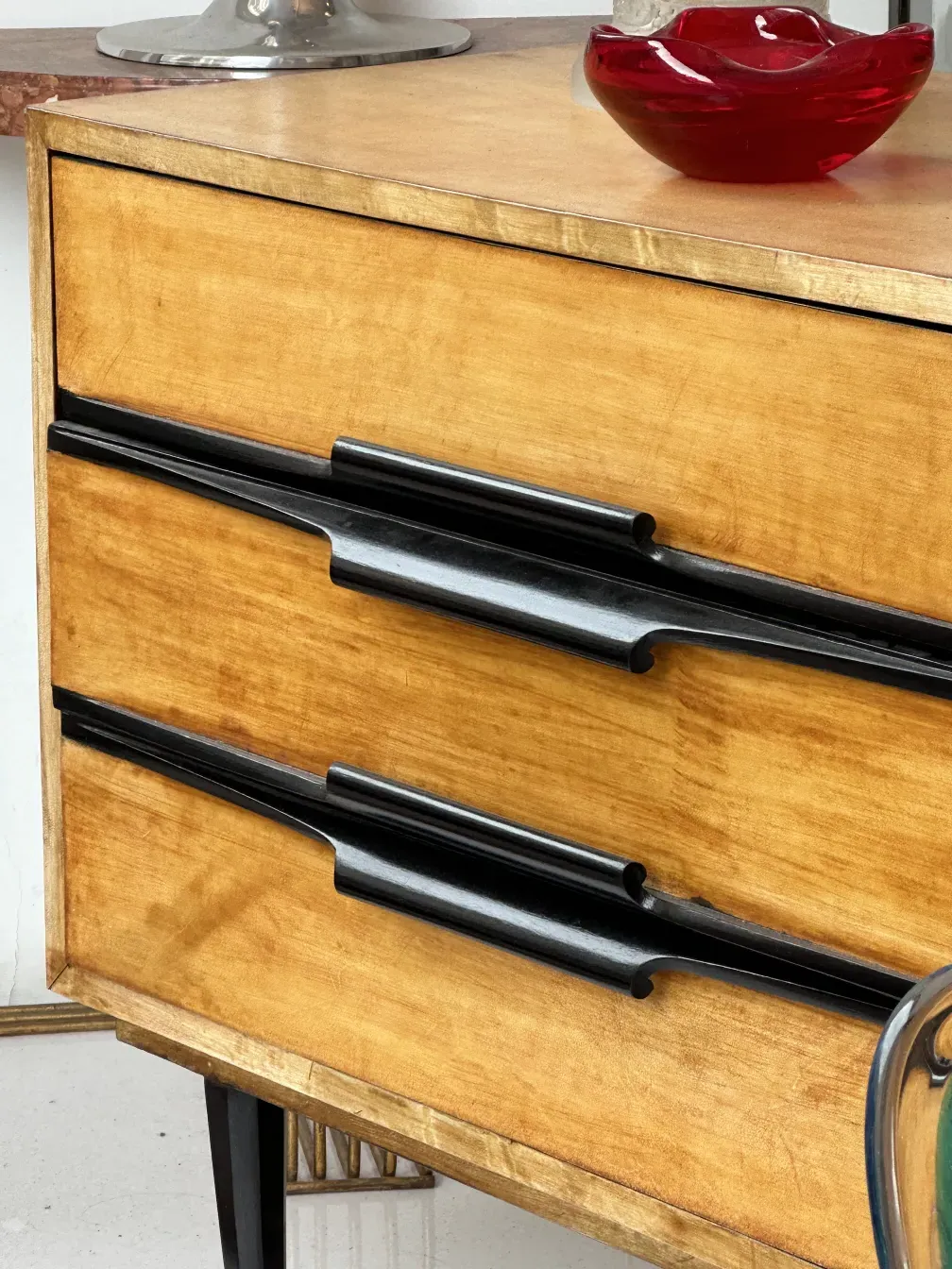 античная прикроватная тумба с черными ручками и элегантной атмосферой