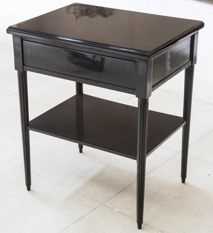 table de chevet ancienne noire avec tiroir et étagère inférieure