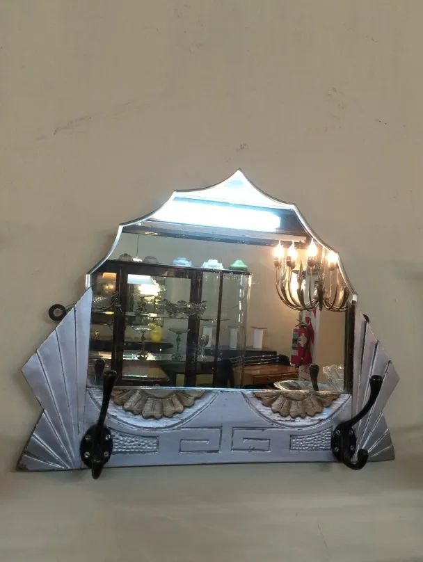 古老的镜子带装饰细节和挂钩