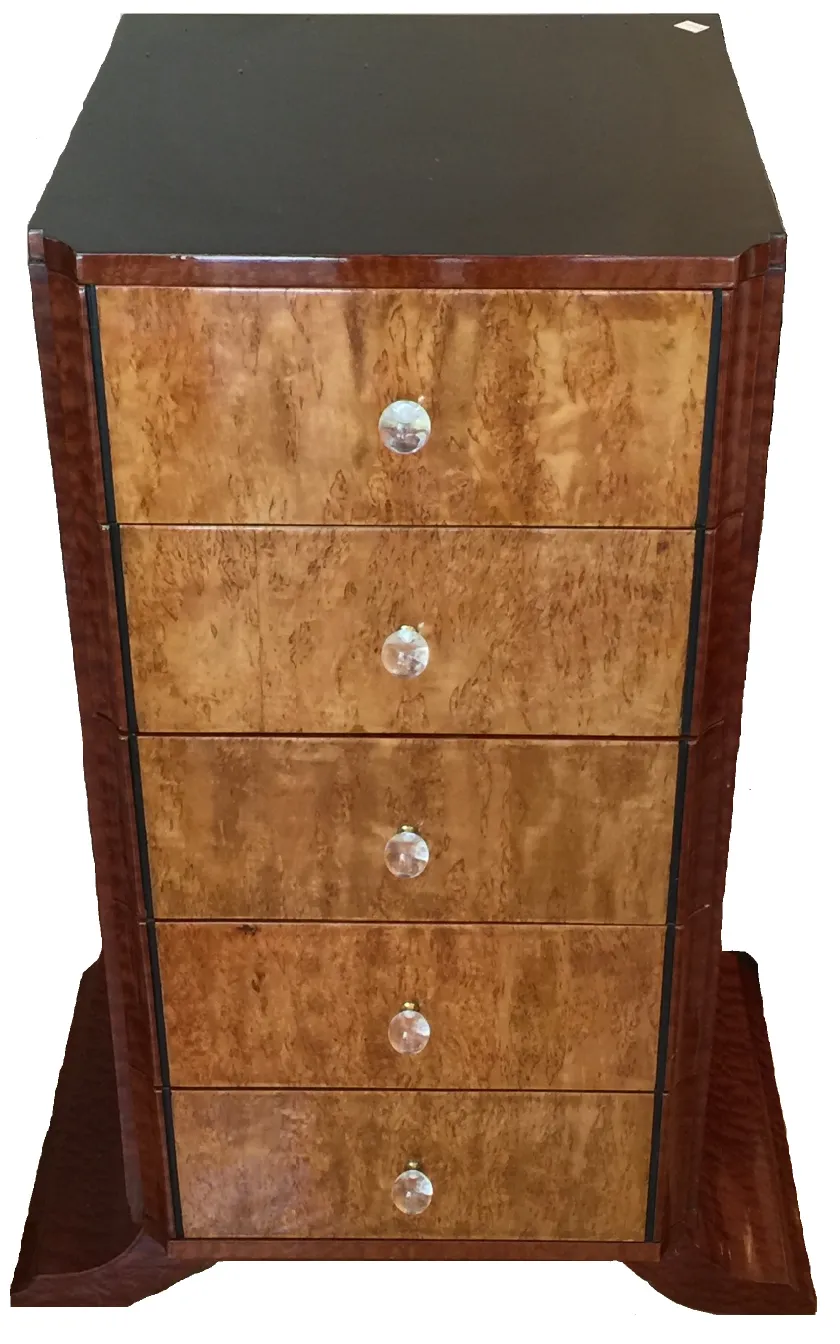 Comoda antigua con 5 cajones de madera clara, estilo clásico.