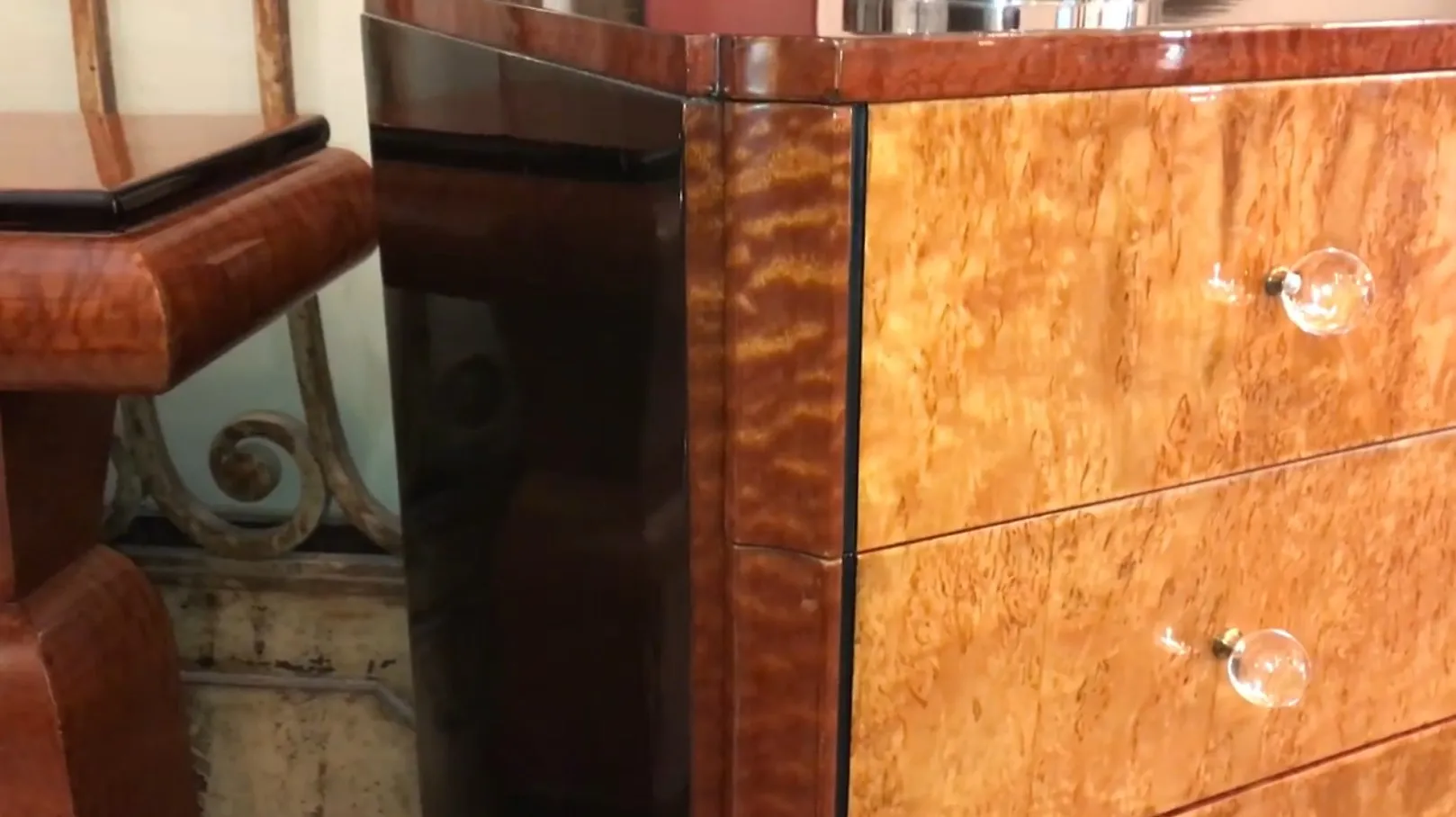 Commode ancienne en bois avec finition élégante et poignées en verre.