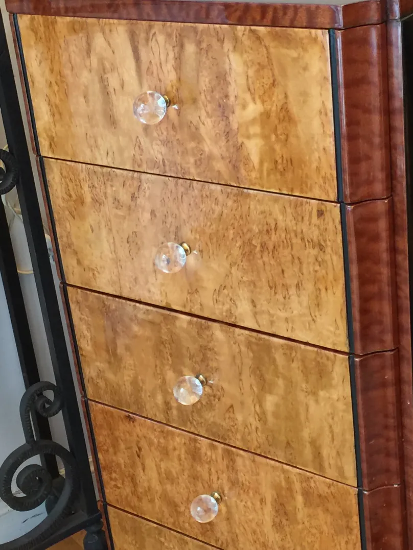 Comoda antigua con cuatro cajones de cristal.