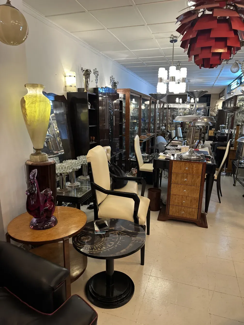 Cassettiera antica in un ambiente d'antiquariato con altri mobili