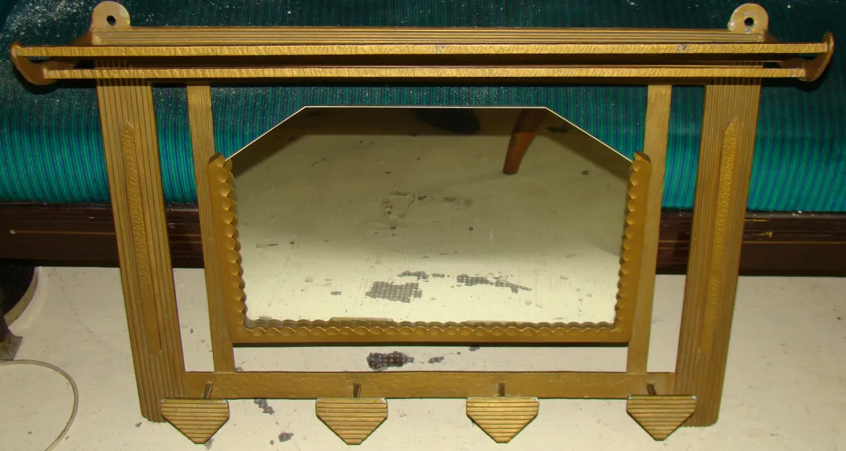 Porte manteau ancien avec miroir sur fond simple