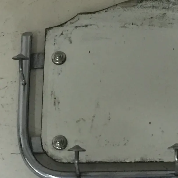 Miroir ancien de style Art Deco avec cadre en métal.