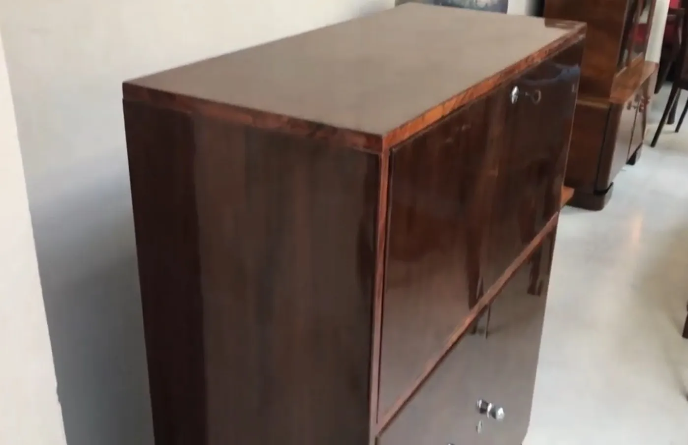 Scrivania antica in legno con superficie lucida e design elegante.