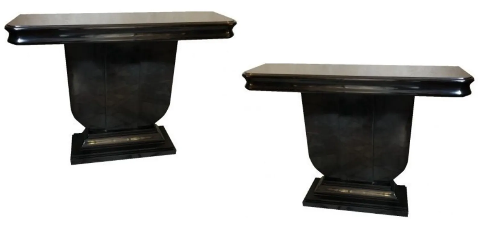 2 consolas antiquas en un ambiente decorativo sutil