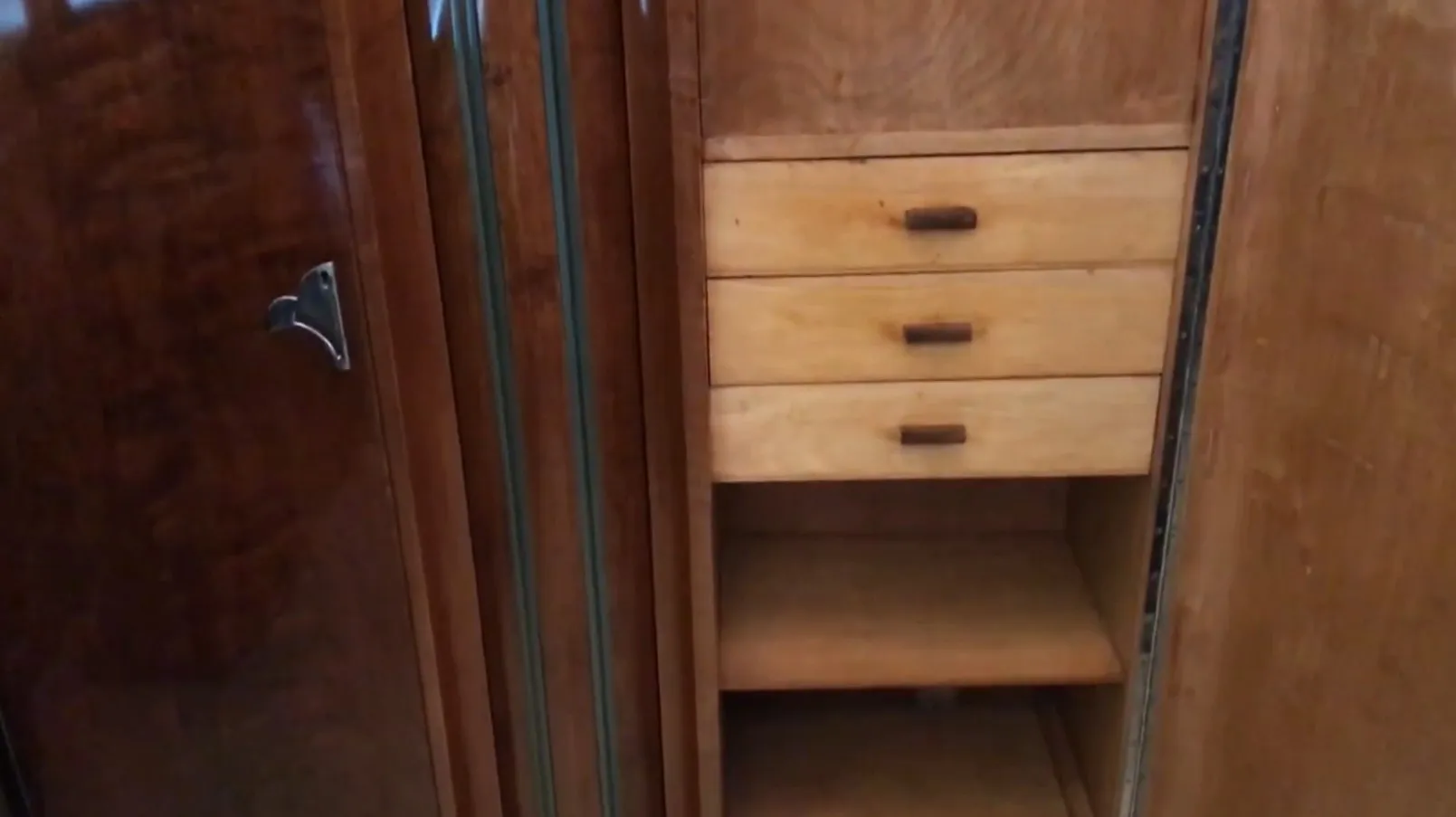 antica libreria in legno con maniglie scure e scaffali vuoti, stile antico