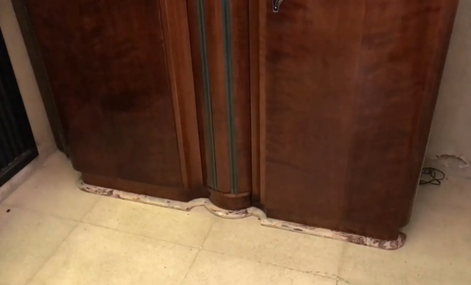 带装饰细节的古典书架