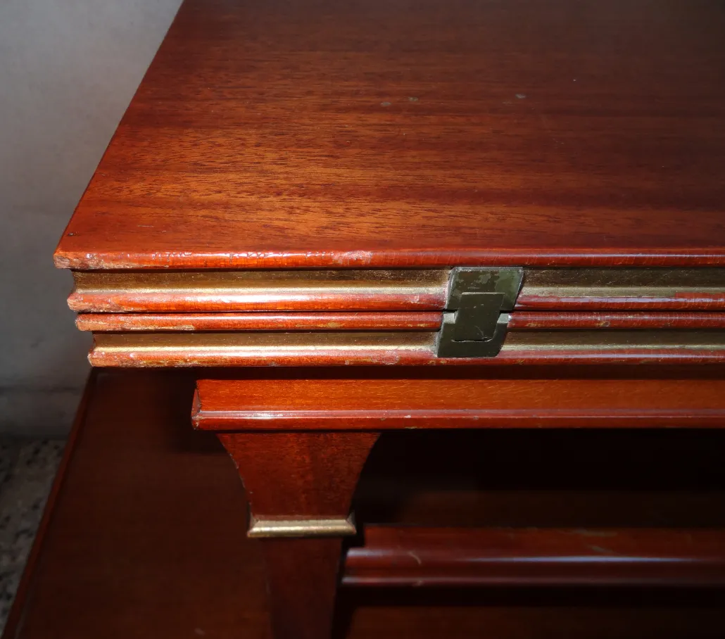 Consola antigua con detalles dorados decorativos