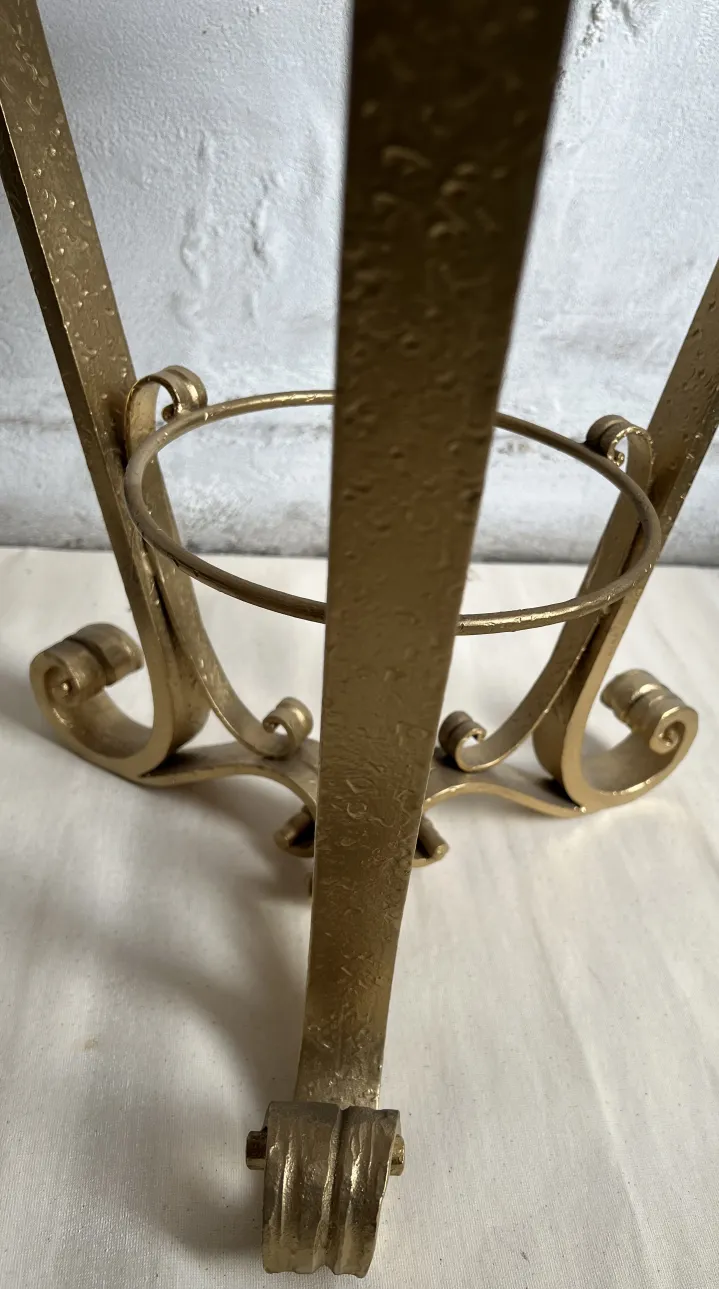 deux petites tables anciennes décoratives avec un design élégant