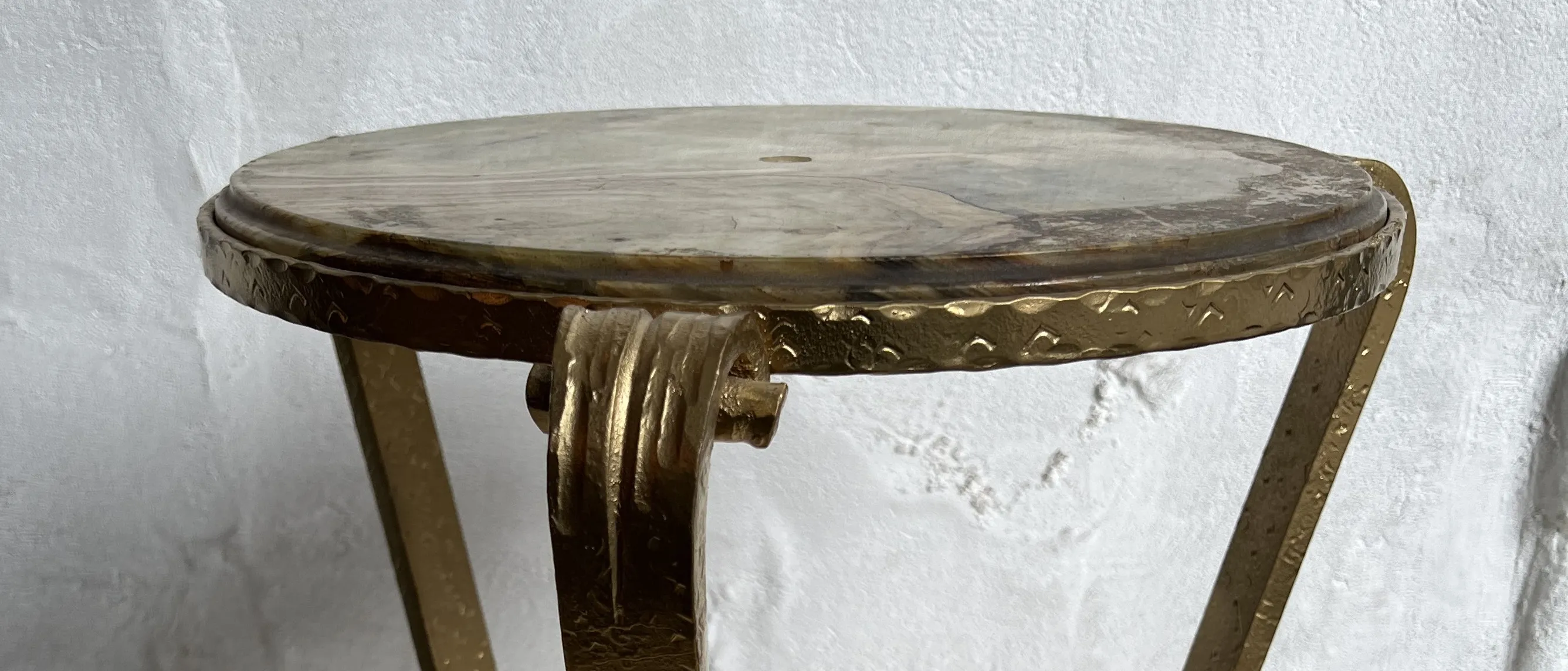 Due tavolini antichi con design decorativo, sfondo neutro