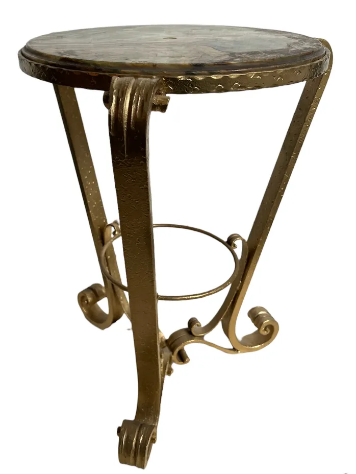 고풍스러운 작은 테이블 2개 장식적인 금색 다리와 함께