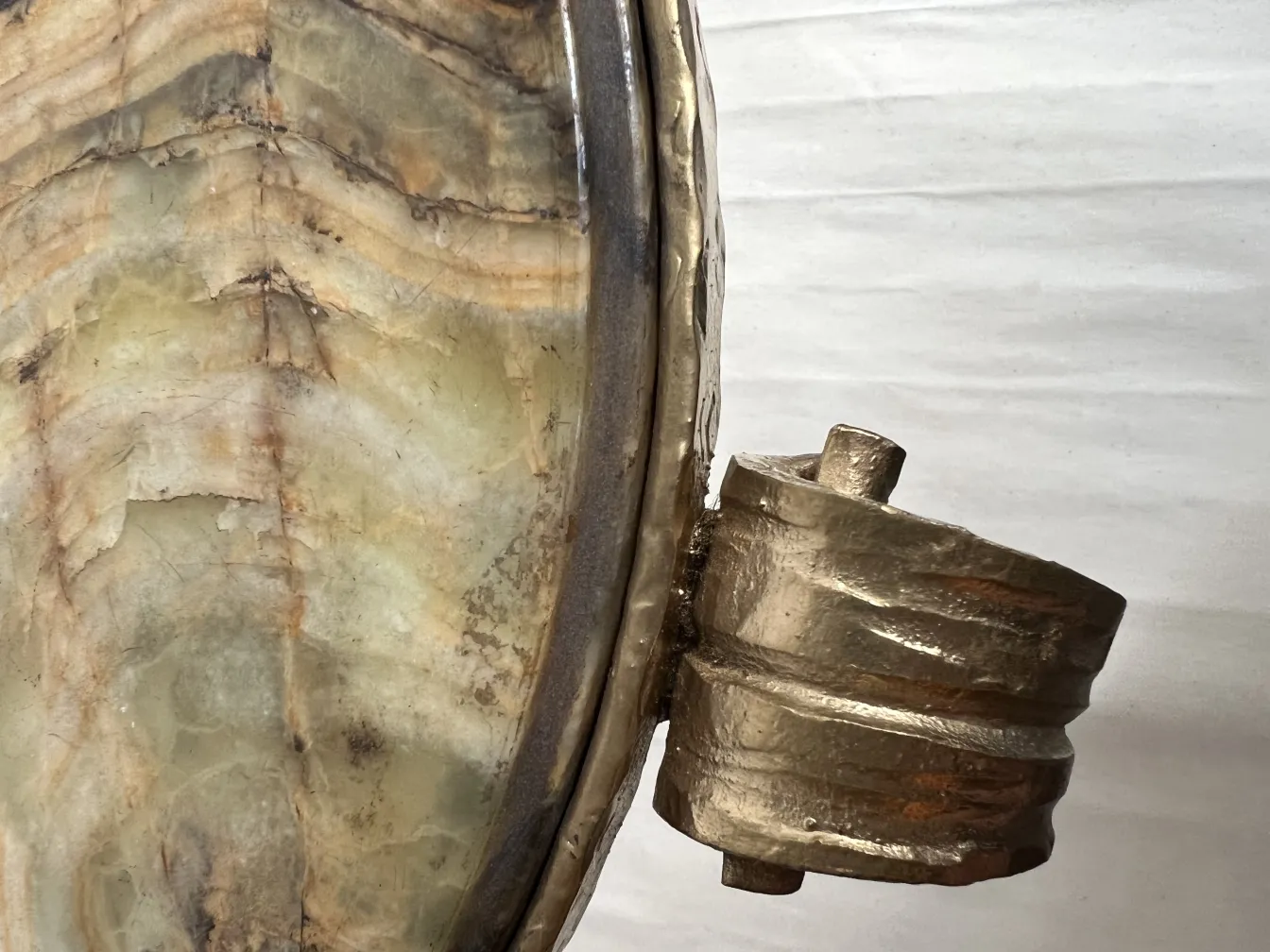 Dos mesitas antiguas, decoradas con un diseño único en la parte superior, en un entorno acogedor