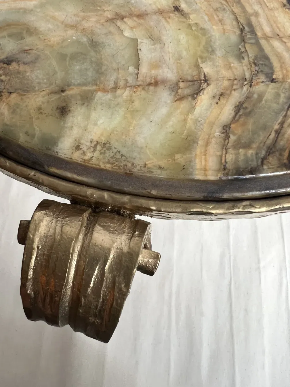 Zwei antike kleine Tische mit einzigartigen Designs auf der Oberseite, in einer gemütlichen Umgebung