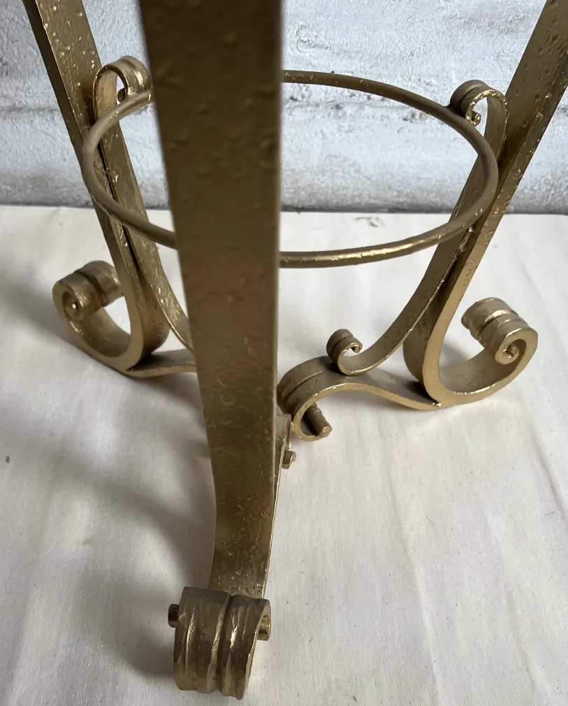 Vue rapprochée de deux petites tables anciennes avec un design courbé élégant dans un cadre neutre.