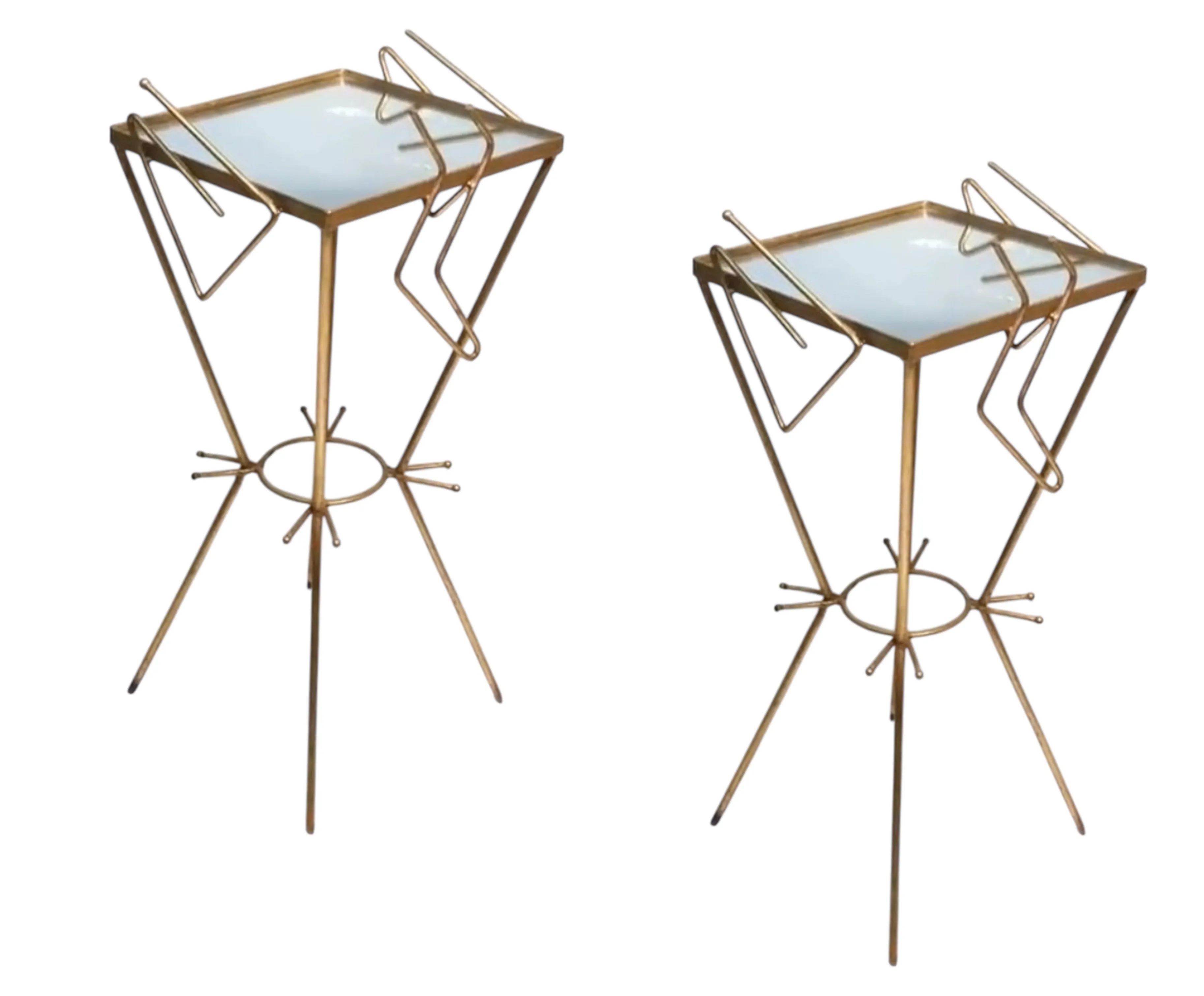 tavolino antico con design scultoreo quadrato.