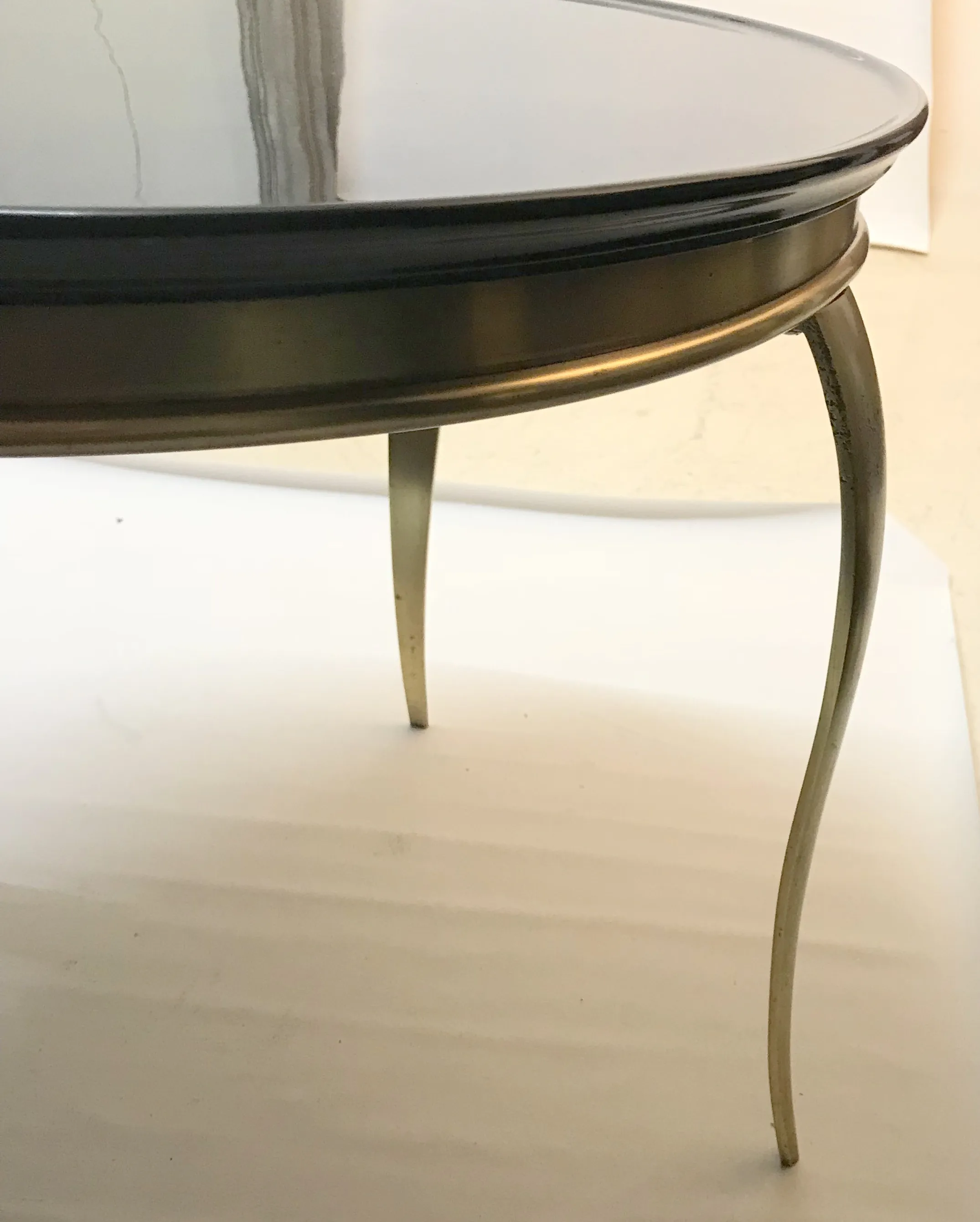 tavolino da caffè antico con gambe eleganti e design rotondo in un ambiente minimalista