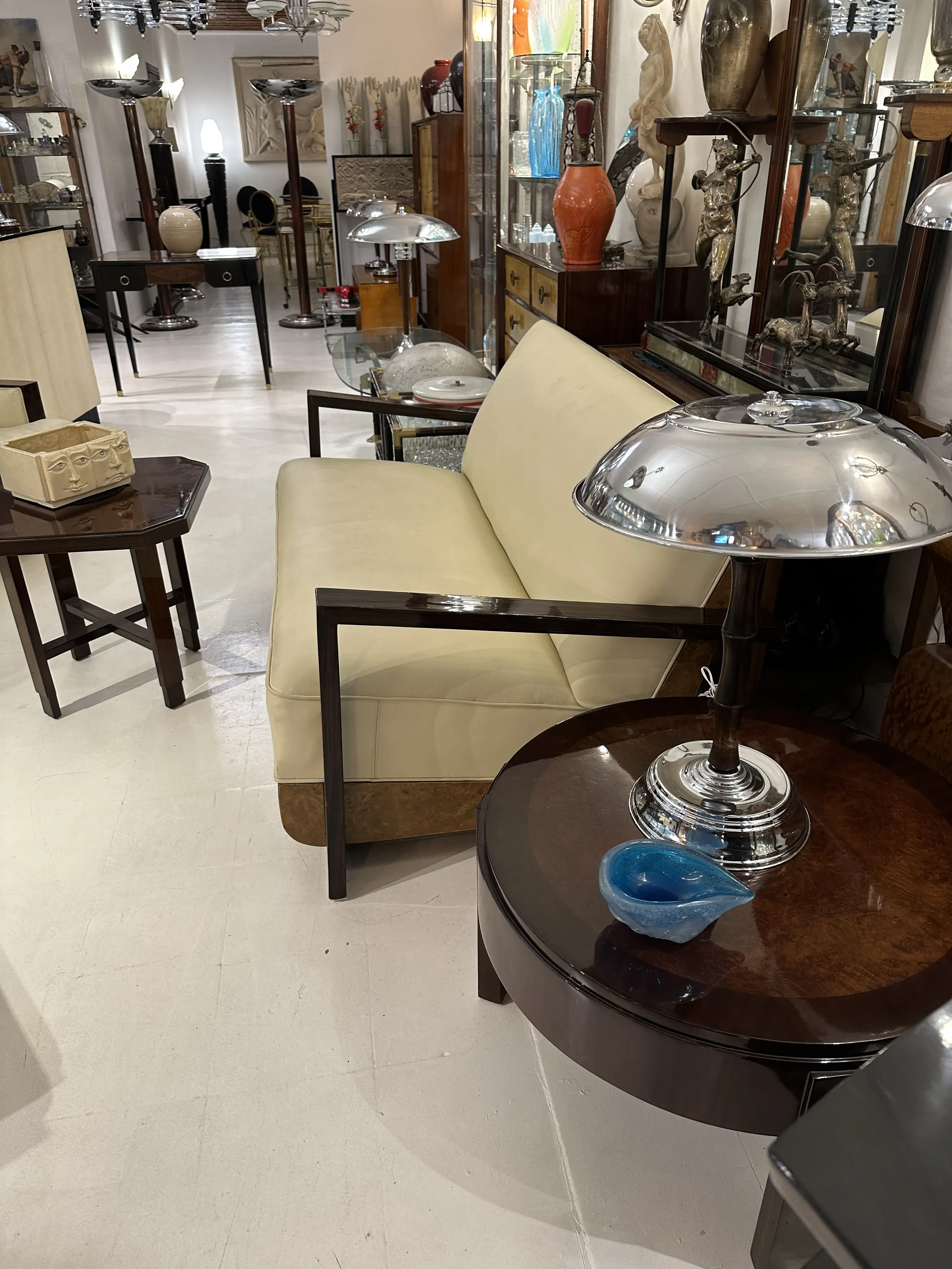 due tavolini da caffè antichi in un ambiente decorativo elegante, con un divano