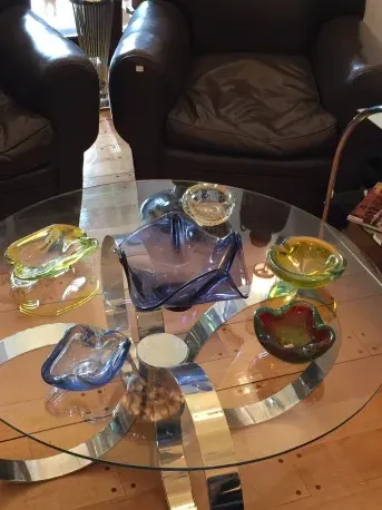 antiker couchtisch art déco mit Glasdekorationen