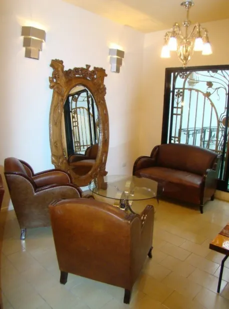 mesa ratona antigua de estilo art deco en un salón