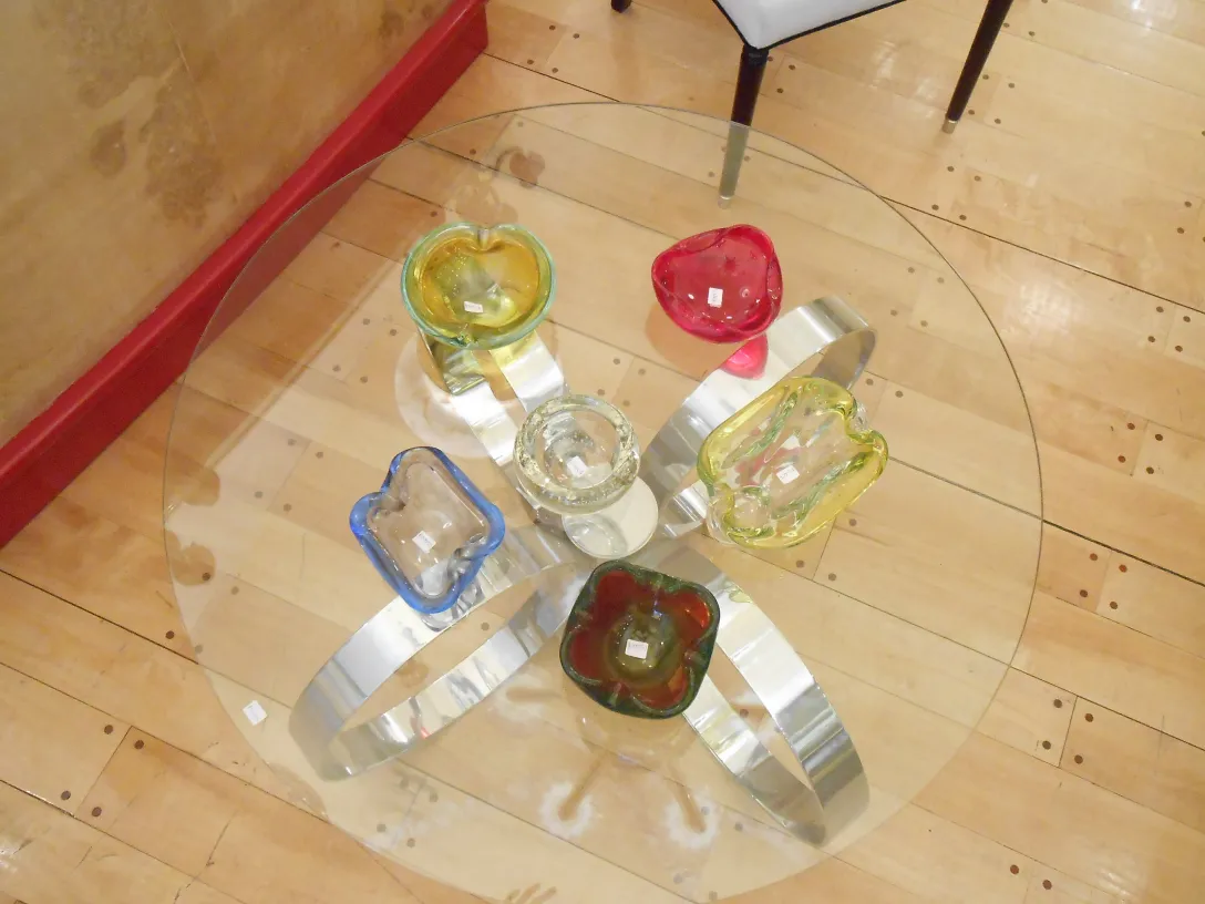 antiker couchtisch art déco mit bunten dekorationselementen