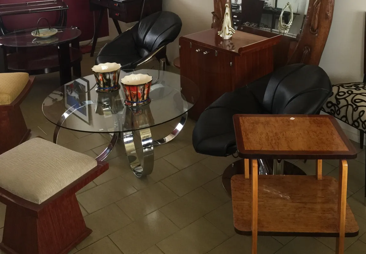 Tavolino da caffè antico art deco in un ambiente accogliente, con sedie e decorazioni