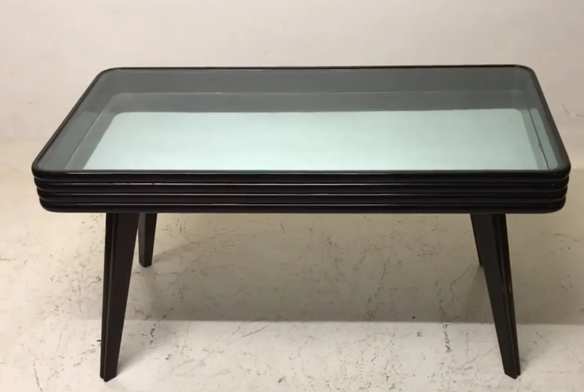 mesa de centro antiga com estrutura elegante e pernas finas