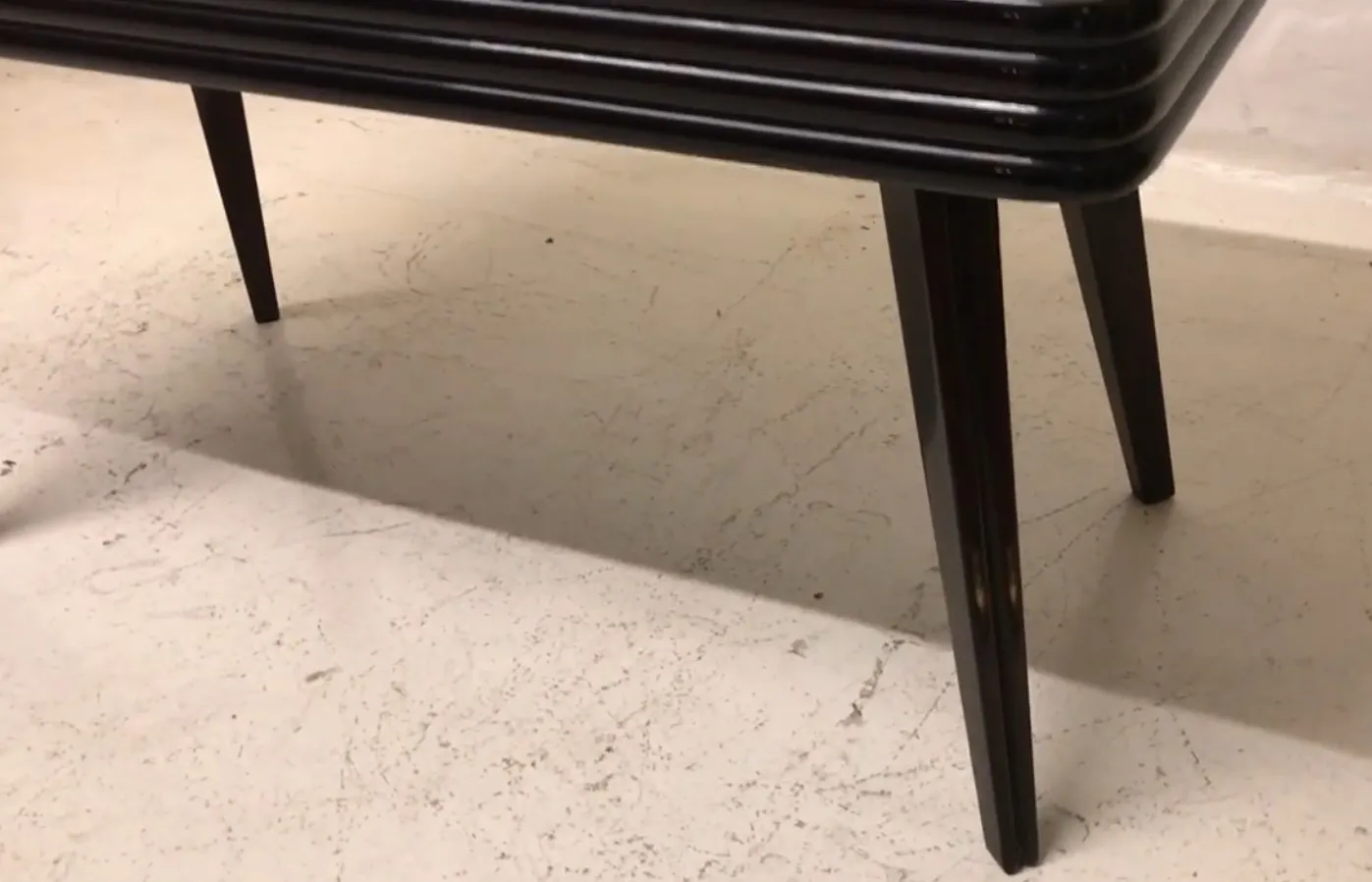 antiker Couchtisch mit eleganten Beinen und ansprechendem Design