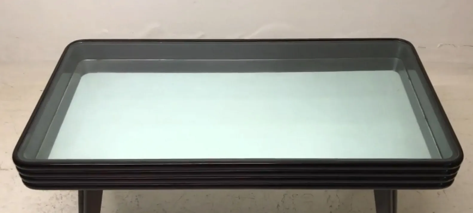 古董茶几，带玻璃表面，优雅且实用，简单的环境