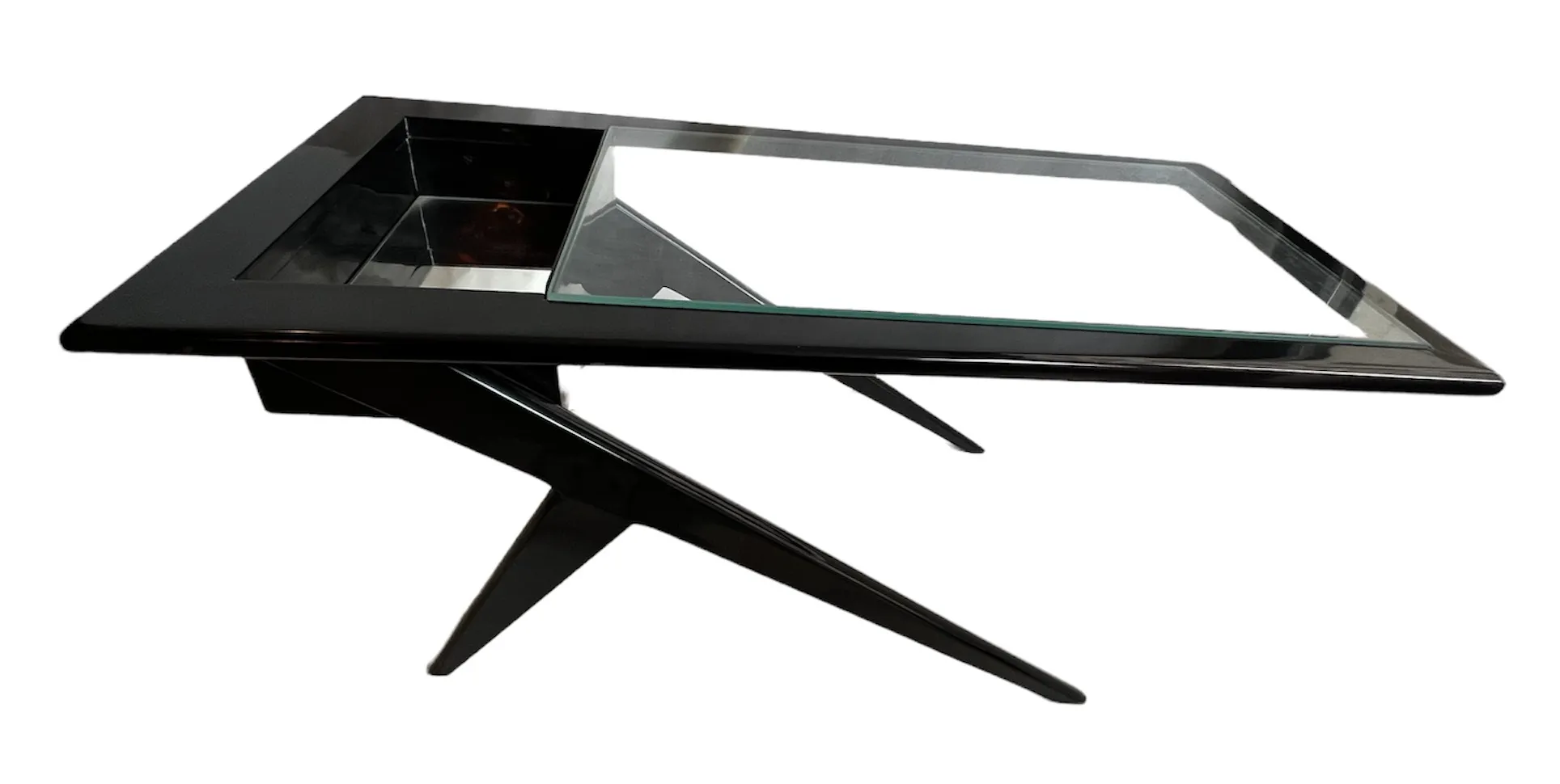 Table basse antique avec une finition brillante et élégante dans un environnement accueillant.